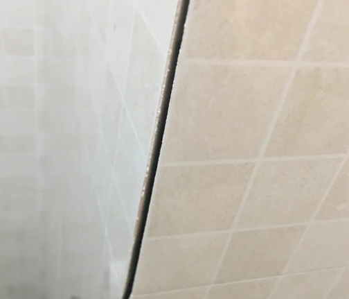 博湖瓷砖空鼓维修公司分享阳台瓷砖脱落的修复过程可以分为以下几个步骤
